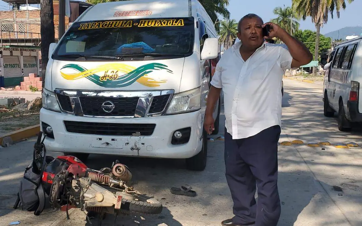 motociclista choca contra combi